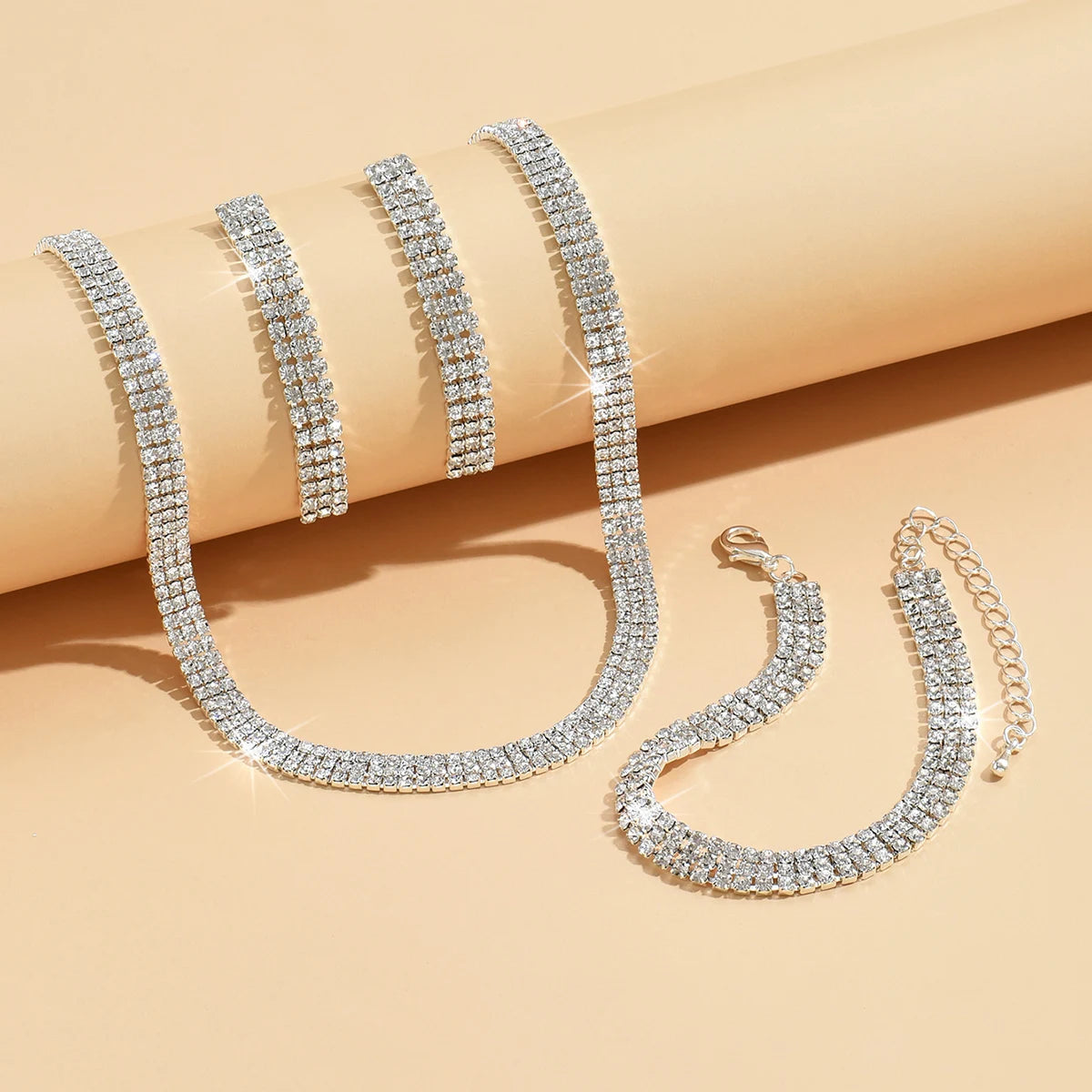 4-piece women’s jewelry set with triple-drain diamonds: necklace, earrings, bracelet, bridal accessory.