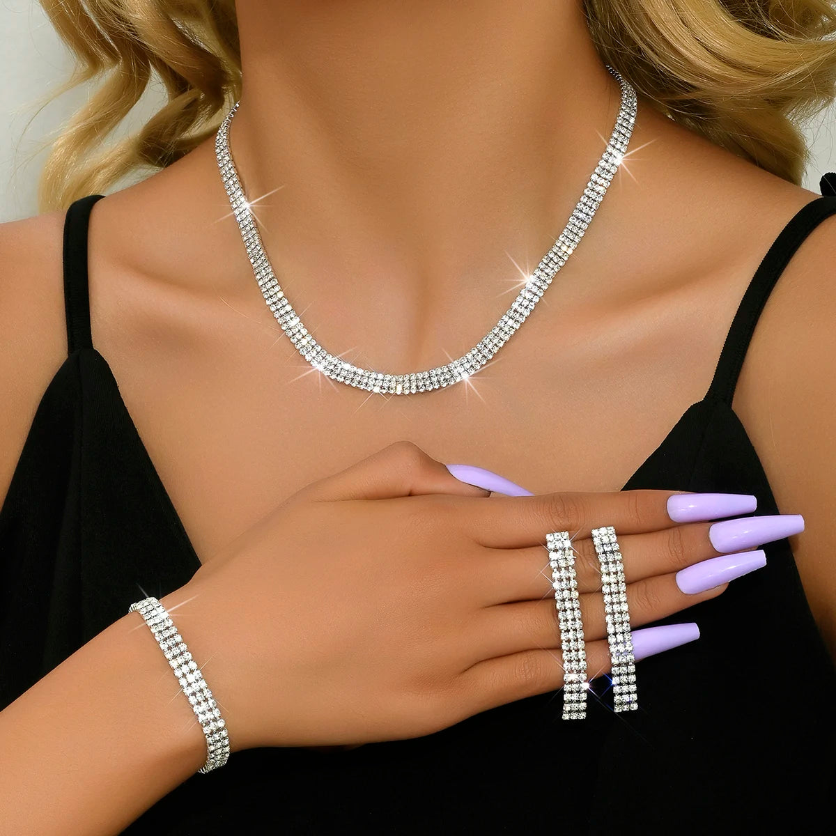 4-piece women’s jewelry set with triple-drain diamonds: necklace, earrings, bracelet, bridal accessory.